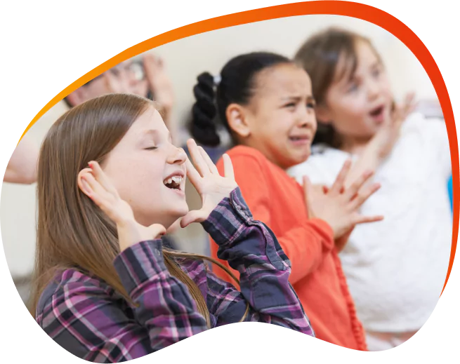 Bei unseren Aufführungen schlüpfen die Schüler selbst in eine Rolle und singen gemeinsam mit uns das Titellied. So stärken sie ihr Selbstbewusstsein.