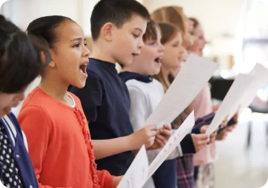 Beim Mitsingen von Liedern entwickeln die Kinder eine Freude an der Musik.