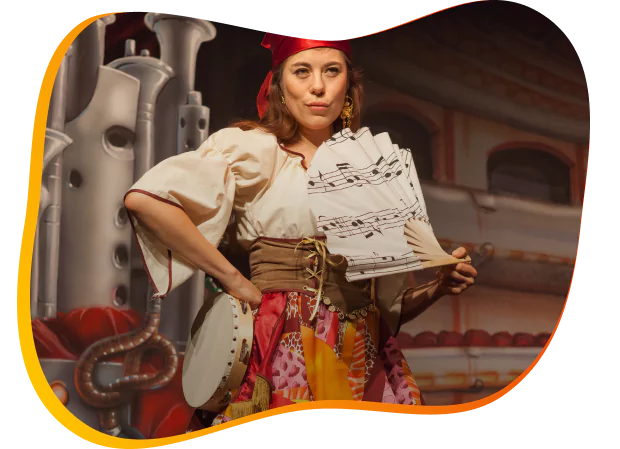 Die Souffleuse Aida ist verzweifelt: ihr geliebtes Opernhaus wird geschlossen, weil niemand mehr Opern hören möchte. 